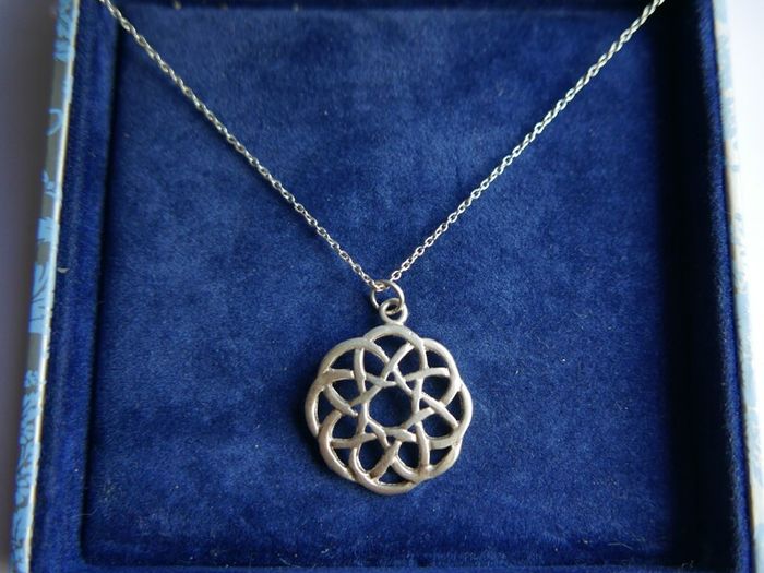 Vintage 925 Sterling Silver Celtic Knot Pendant and Necklace length 16" - 3g