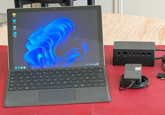 Microsoft Surface Pro 5 - Core i5 - 8gb RAM - 256gb SSD - Dockstation