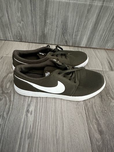 Nike Trainers - UK 9