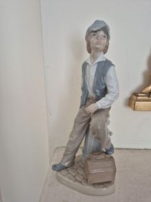 Lladro (Shoe Shine Boy) - Figuirine