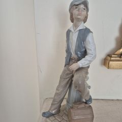 Lladro (Shoe Shine Boy) - Figuirine