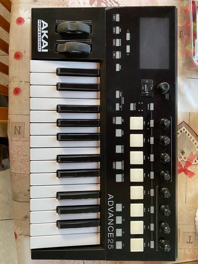 Akai Advance 25