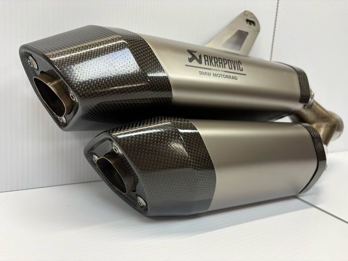 BMW R1300GS/GSA Akrapovic Double Silencer/Low Seat