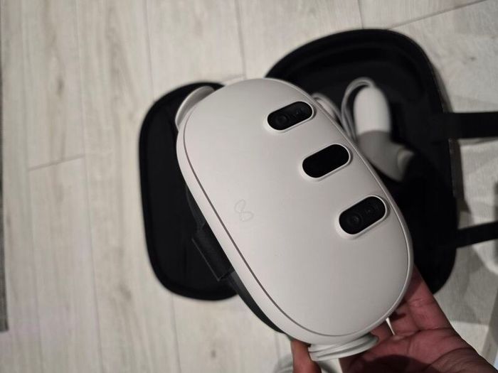 VR Meta Quest 3 512GB - New Condition, Comes with Case + Head strap + Accessories