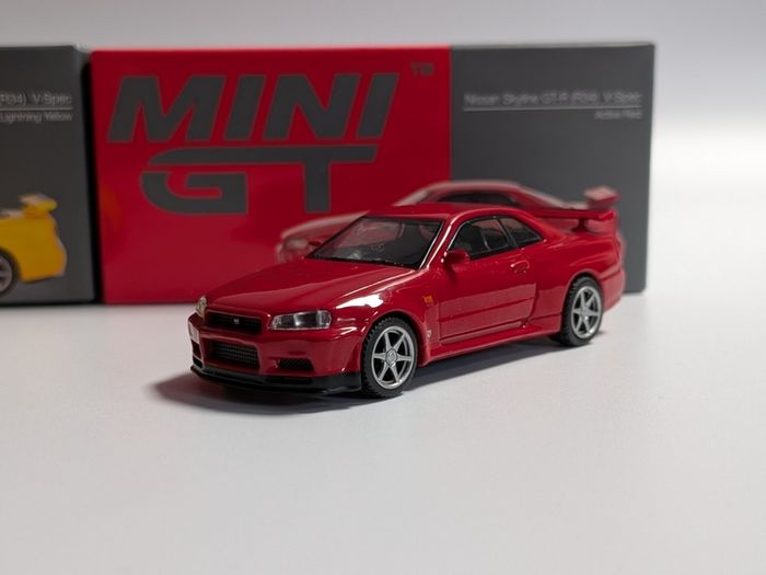 2x Mini GT Skyline R34 GTR