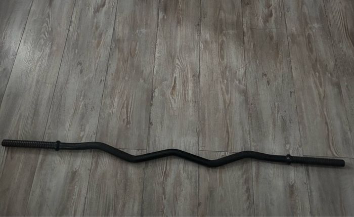 2x 5kg plates with ez bar