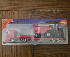 Siku 1620 Low Loader with Combine Harvester die-cast model