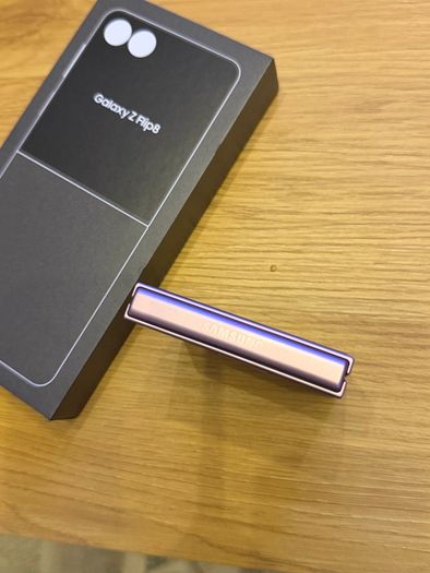 Samsung Galaxy Z Flip8 - 256GB - Excellent condition