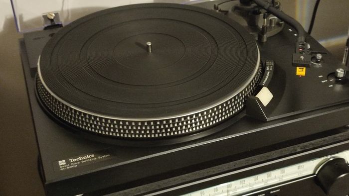 Class Technics SL-2000, full manual turntable. Legend brushless motor.