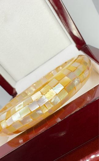 Perl bracelet Golden Glow: South Sea Colour Mother of Pearl Bangle