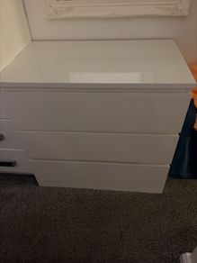 chest of drawers