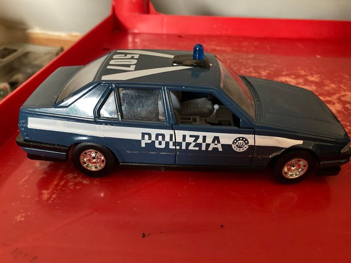 Alfa 75 Polizia Scale 1/24 by Burago