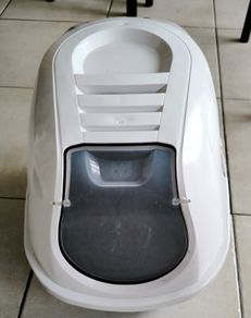 Fully enclosed cat litter toilet with filter full of clean hi grade litter. Product never used