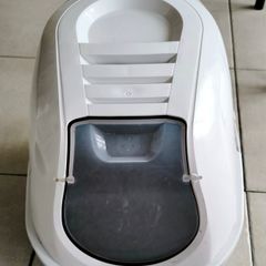 Fully enclosed cat litter toilet with filter full of clean hi grade litter. Product never used