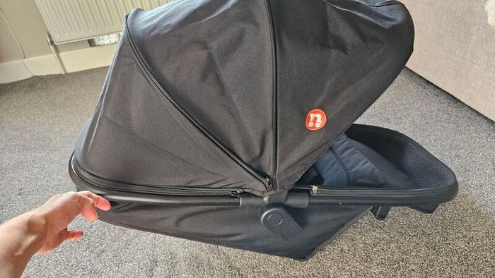 Out n About Nipper Switch 2-in-1 Carrycot & Parent-Facing Seat Excellent condition.