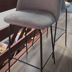 2 kitchen island stools