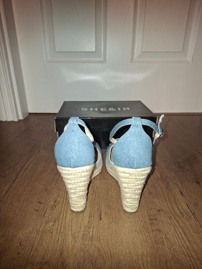 Brand NEW beautiful denim platform shoes, size 4