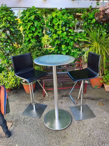 hightable and 2 chairs