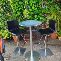 hightable and 2 chairs