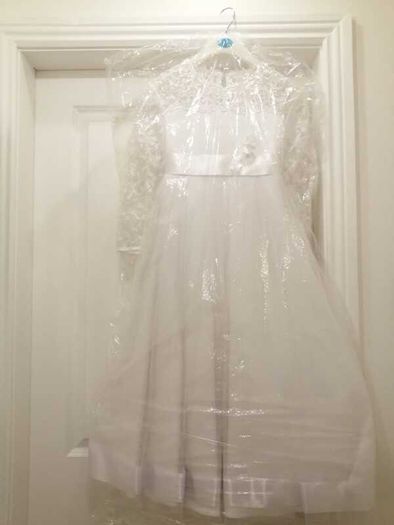 Communion Dress as good as new 120 euro.