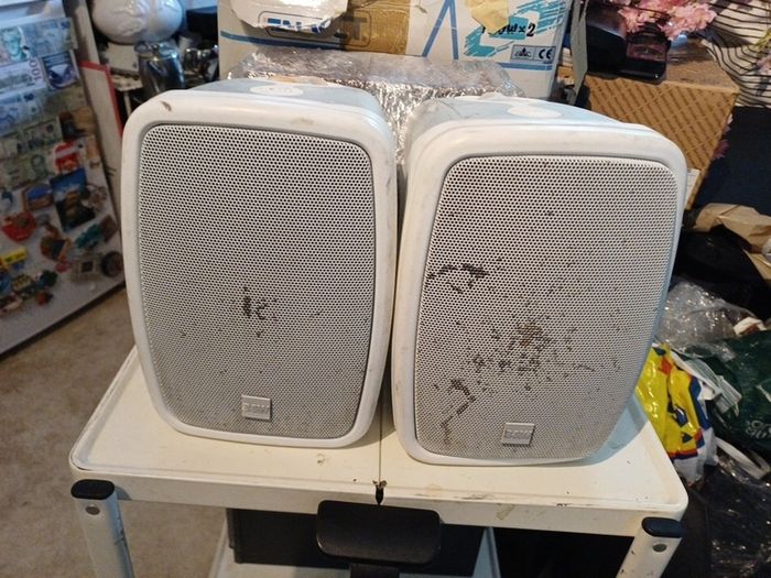 B&W Speaker with wall bracket