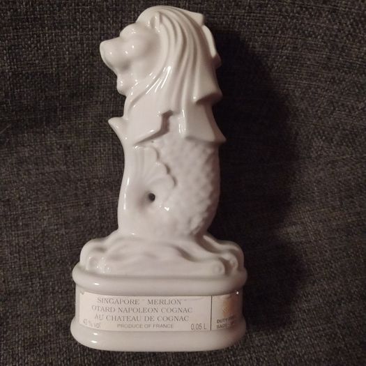 Porcelain Merlion bottle from APILCO/Albert Pillvuyt & Co.