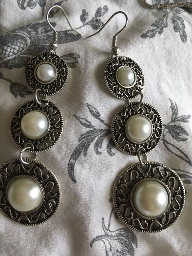Brand new boohoo style drop earrings