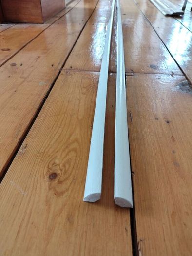 Two 2.4m lengths of white wooden moulding 10x10mm