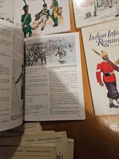 Osprey Men-at-arms Series, Published In 1974 X 15 Fabolous Military Books Plus 2 X Military  Modeling Annuals 1 &3. Plus 3 Other Military Books. All In Good Condition.  See Photos For Same.