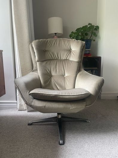 Mid century Egg Chair