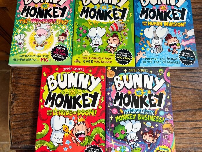 BRAND NEW - Bunny vs Monkey book set (5)
