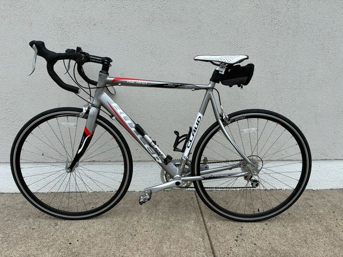 Claude Butler Bicycle 27 inch wheels. 18 speed.