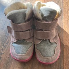 winter boots girl Barefoot