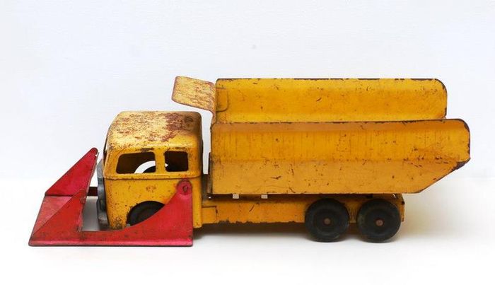 Vintage 1950's Roberts Tin Toy Dump Truck