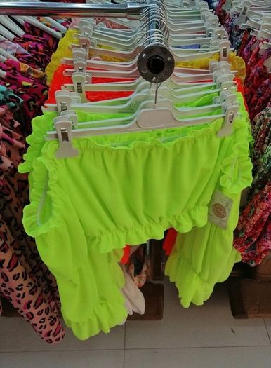 Shoulder crop top M