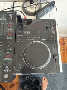 2 CDJ 350 Turntables