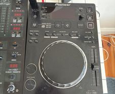 2 CDJ 350 Turntables