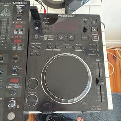 2 CDJ 350 Turntables