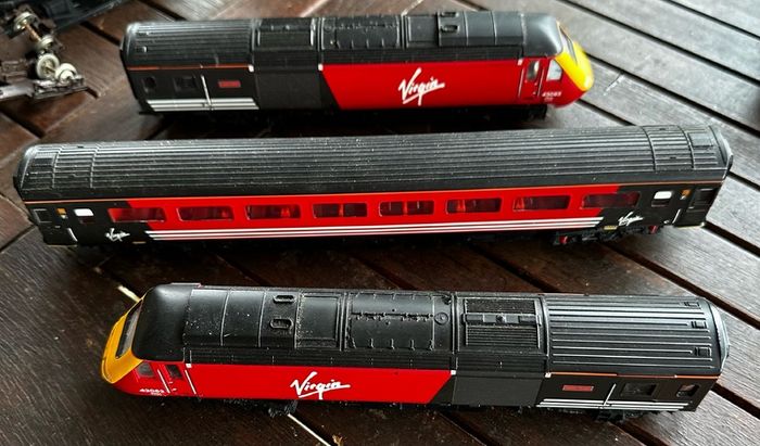 hornby train This is a Hornby OO gauge model of a British Rail Class 43 InterCity 125 High Speed Train (HST) power car in Virgin Trains livery. It also includes a coach and a dummy engine. Price is for all 3