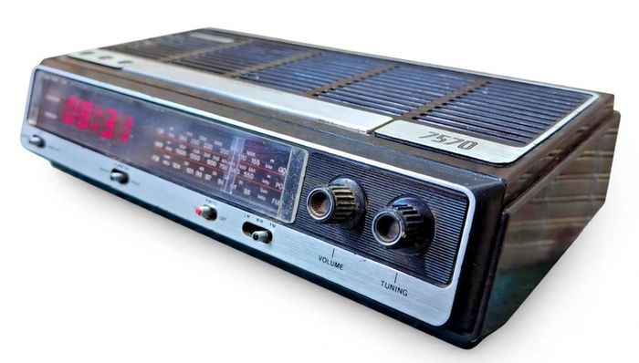 vintage 1980s clock radio