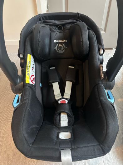 Uppababy Mesa isize Car seat plus base and rain cover