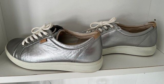 ECCO LEATHER SHOES. Ladies. EU 39 UK 6.   Colour Muted Aluminium Silver. Total comfort. 120 euro new. In very good lightly used condition.