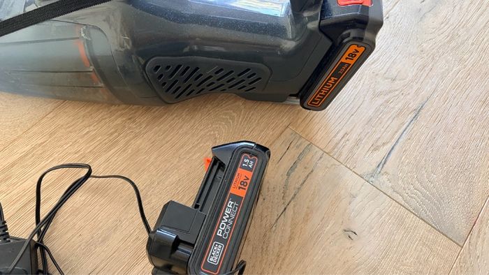 Black+Decker Handheld Cordless Vacuum Cleaner 2 batteries