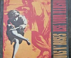 Guns n Roses very rare Zimbabwe Pressing. Use your illusion 1  Vinyl, vg+ .The sleeve is VG+.  Small splits to mid front opening. Small tear to back