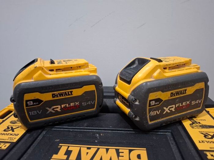 2 x Dewalt flex 9AH batteries