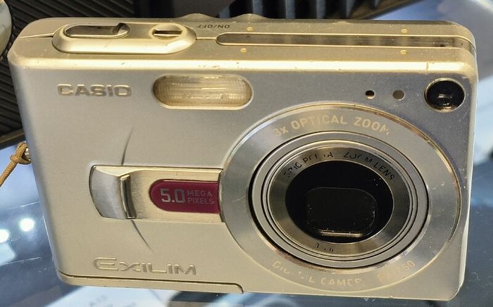 Casio EXILIM EX-Z50 Digital Camera 5 Megapixel 3x Optical Zoom 5.08 cm (2 Inch) Display