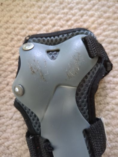 skateboard or rollerskate pads children