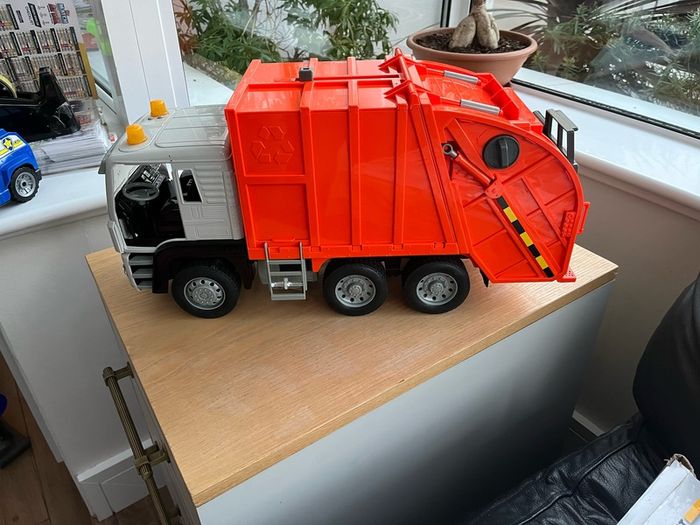 Extra Large bin lorry with lights, sweeping brush and 2 bin men
