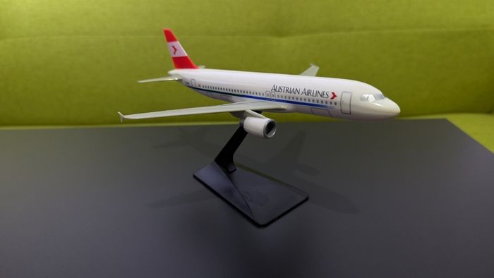 Austrian Airlines 1:200 scale model airplane, Airbus A320 aircraft, made by Wooster
