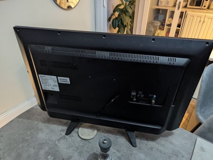 Philips 32-inch HD LED TV - excellent working condition.